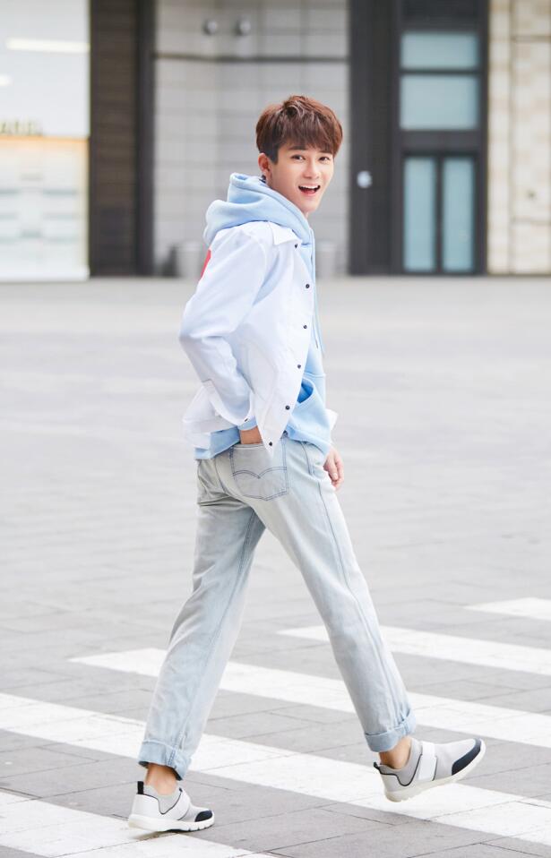 最新熊梓淇蓝色卫衣搭配白色外套活力十足时尚街拍壁纸