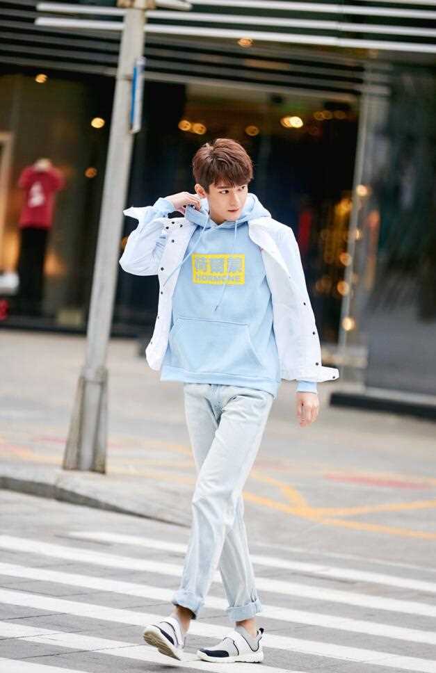 最新熊梓淇蓝色卫衣搭配白色外套活力十足时尚街拍壁纸