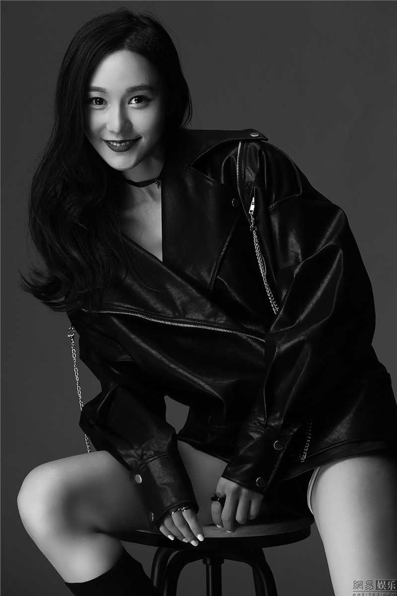 精选胡睿身穿黑色夹克优雅中又带点性感图册