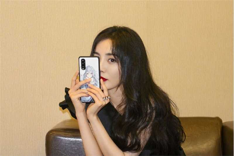 特别专辑杨幂单肩连衣裙波涛浪卷发性感迷人图片