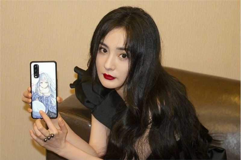 特别专辑杨幂单肩连衣裙波涛浪卷发性感迷人图片