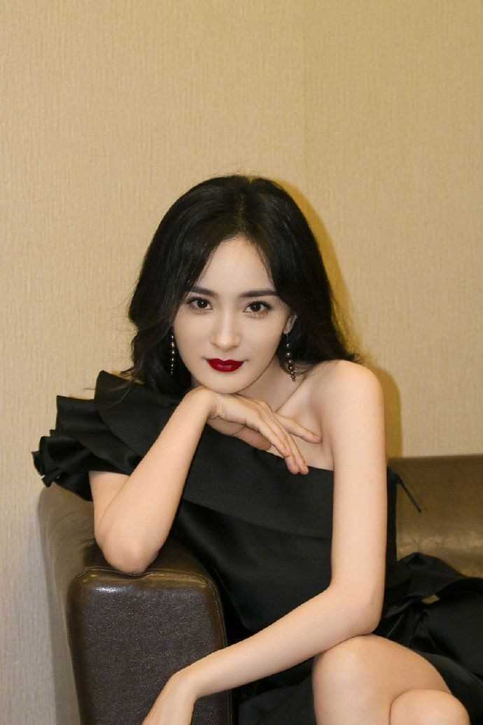 特别专辑杨幂单肩连衣裙波涛浪卷发性感迷人图片