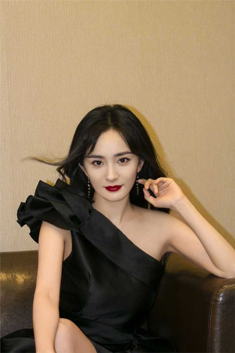 特别专辑杨幂单肩连衣裙波涛浪卷发性感迷人图片