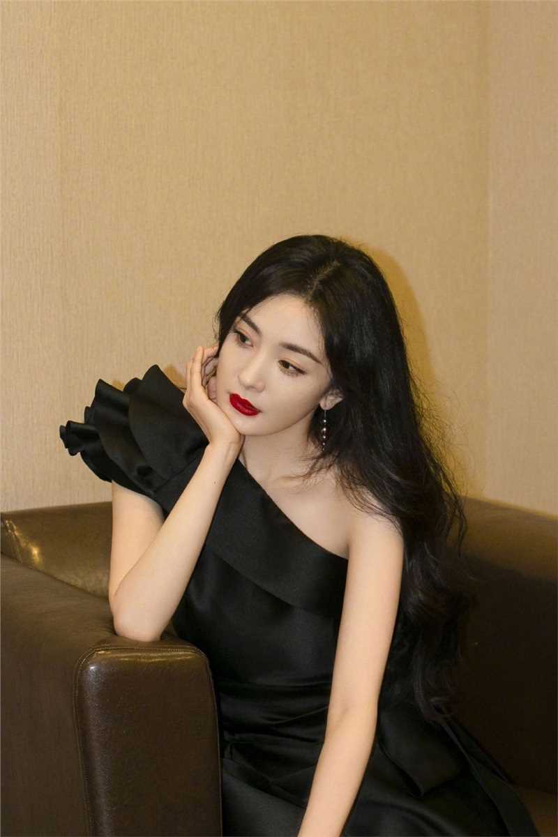 特别专辑杨幂单肩连衣裙波涛浪卷发性感迷人图片