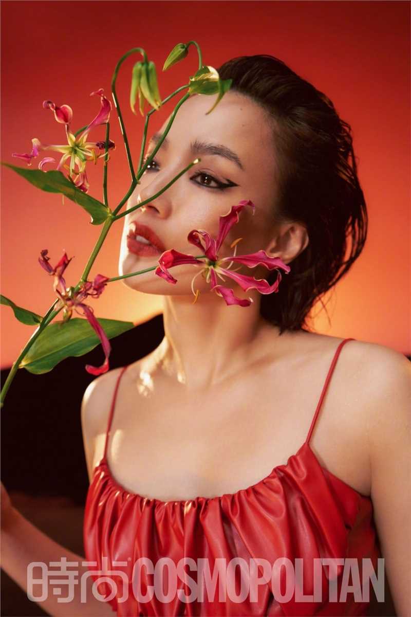 舒淇湿发造型落泪妆容性感撩人杂志