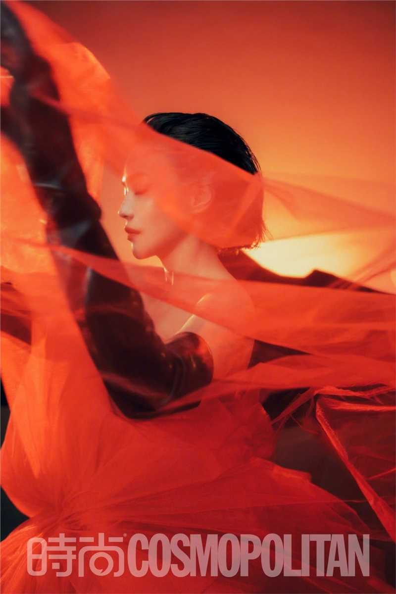 舒淇湿发造型落泪妆容性感撩人杂志