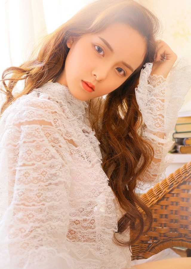 高清金发美女蕾丝透视装性感迷人图集