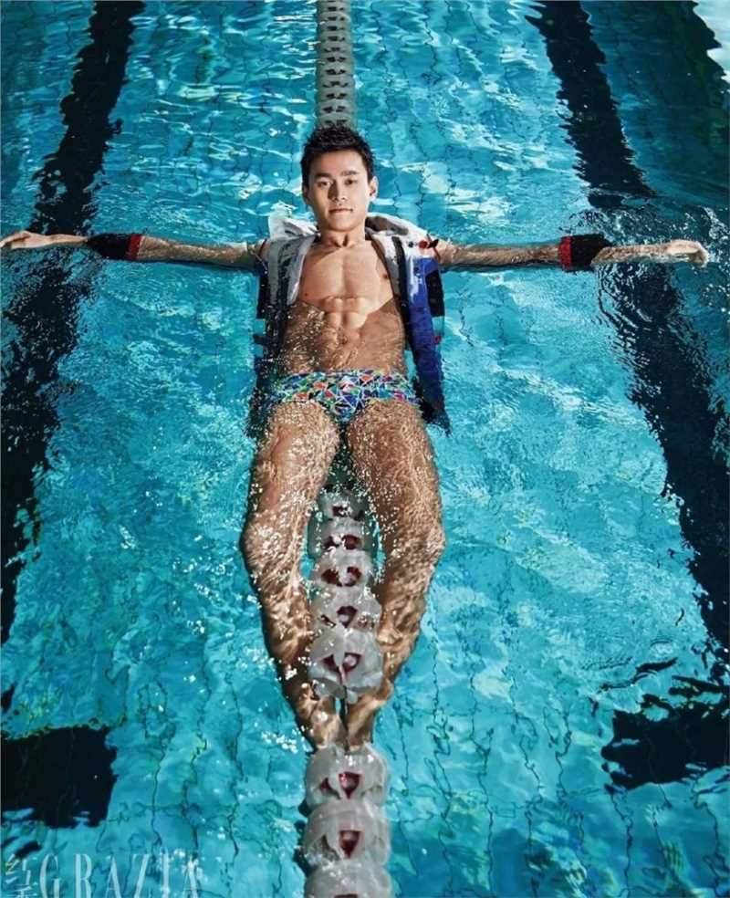 孙杨性感肌肉完美线条上演湿身诱惑