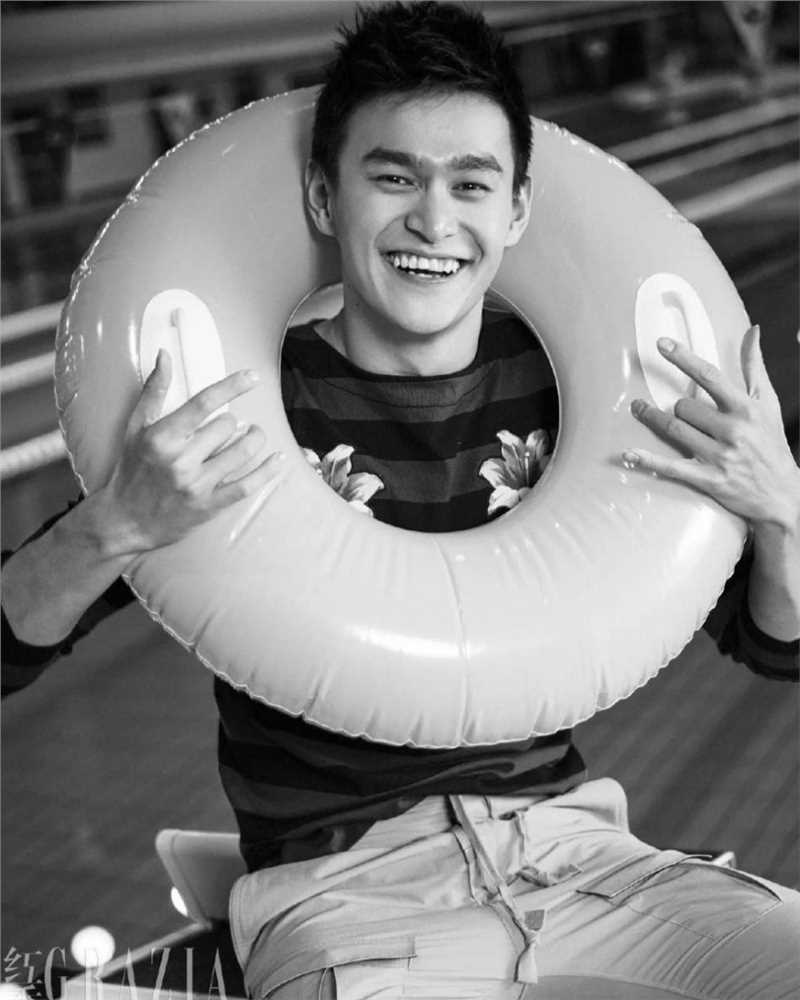 孙杨性感肌肉完美线条上演湿身诱惑