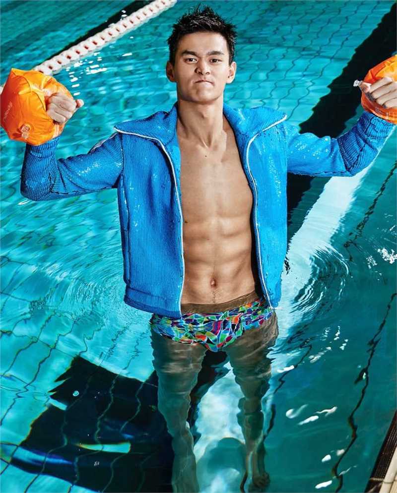 孙杨性感肌肉完美线条上演湿身诱惑