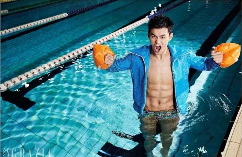 孙杨性感肌肉完美线条上演湿身诱惑