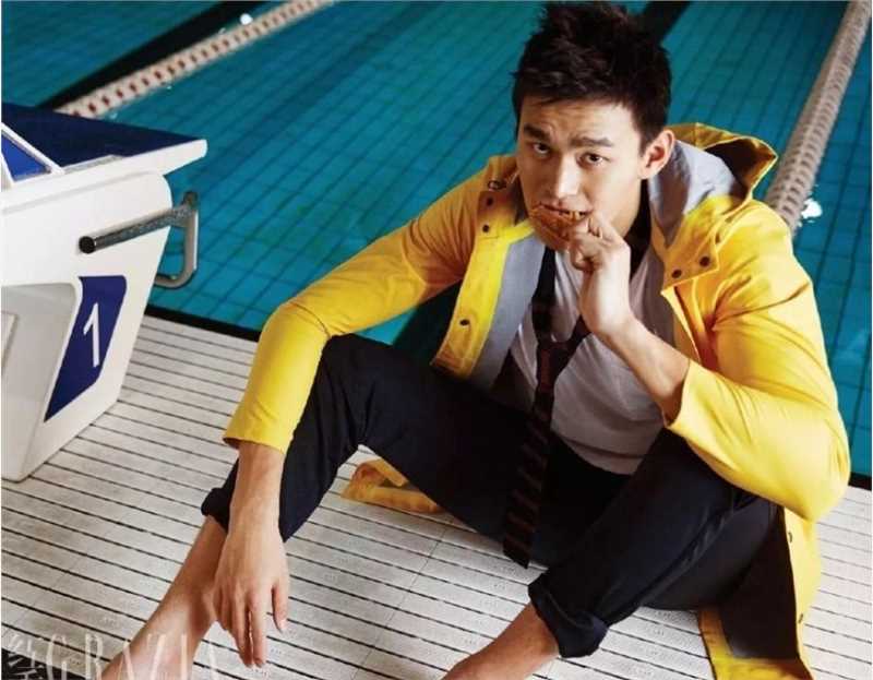 孙杨性感肌肉完美线条上演湿身诱惑