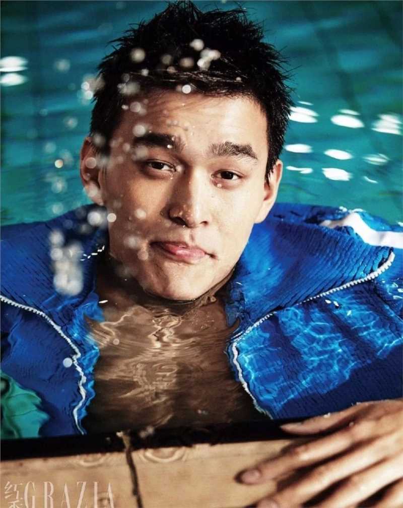 孙杨性感肌肉完美线条上演湿身诱惑