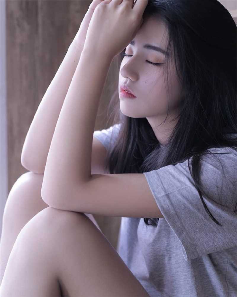 超短裤美女修长大长腿清纯动人图片