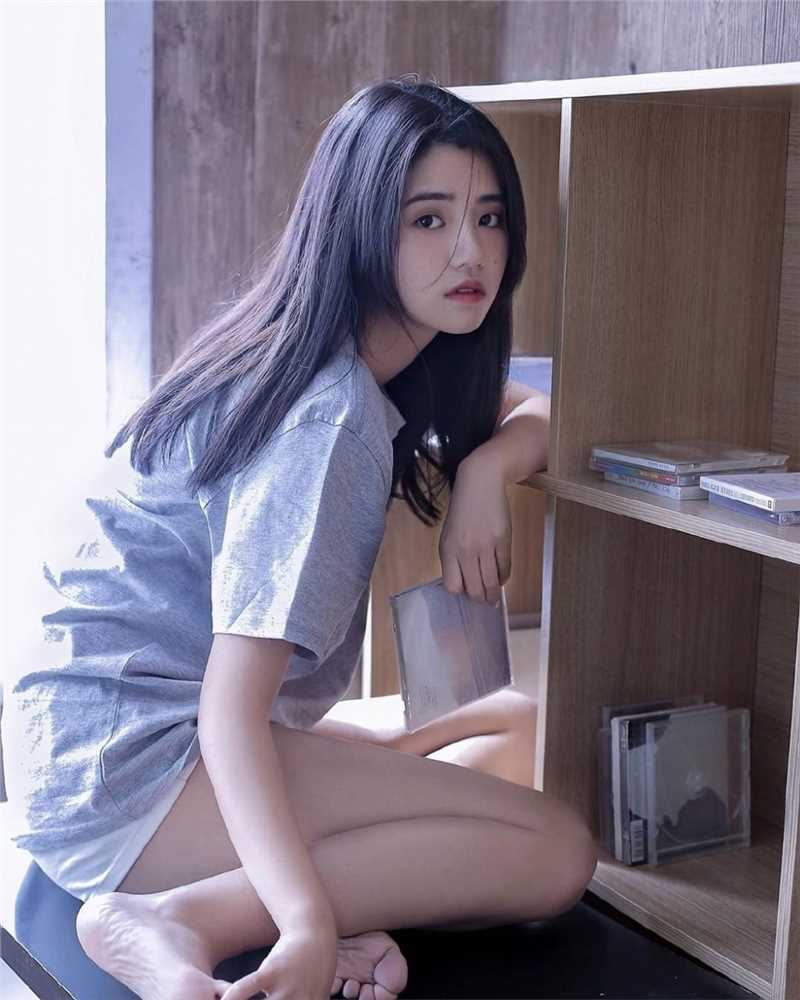 超短裤美女修长大长腿清纯动人图片