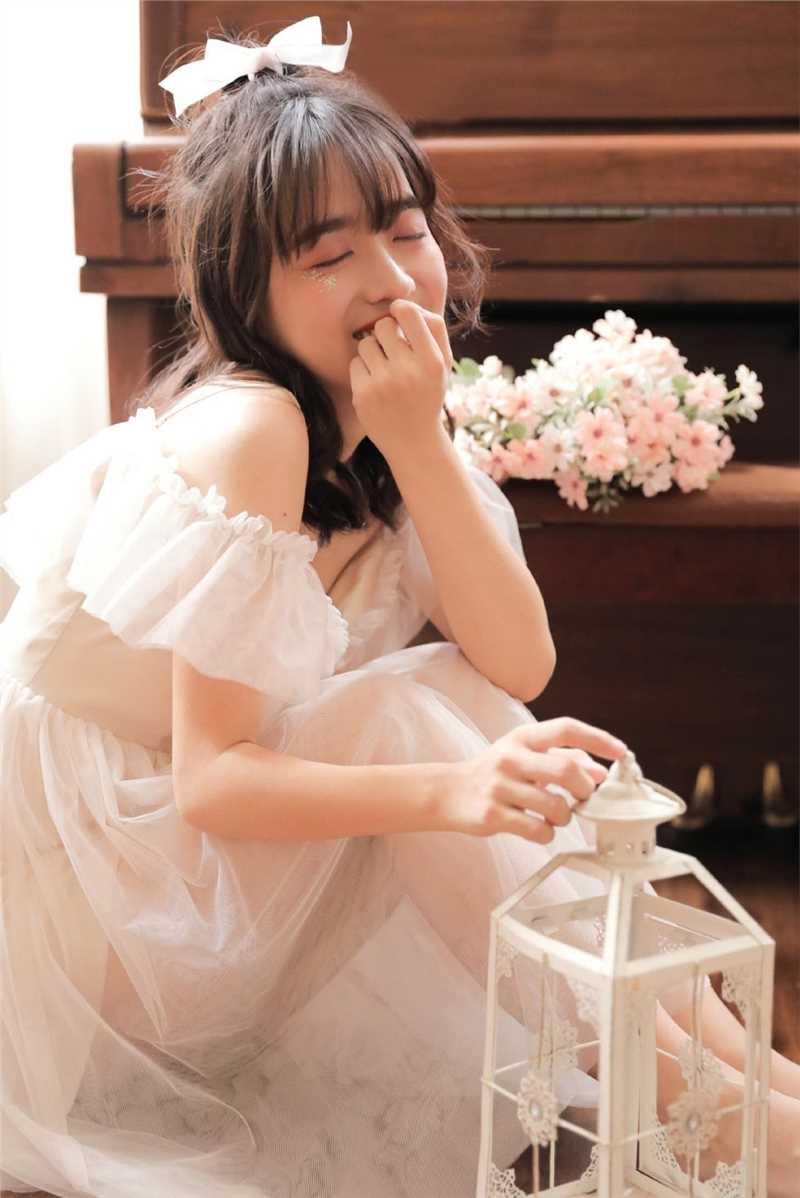 特别专辑甜美小公主吊带纱裙精致香肩图片