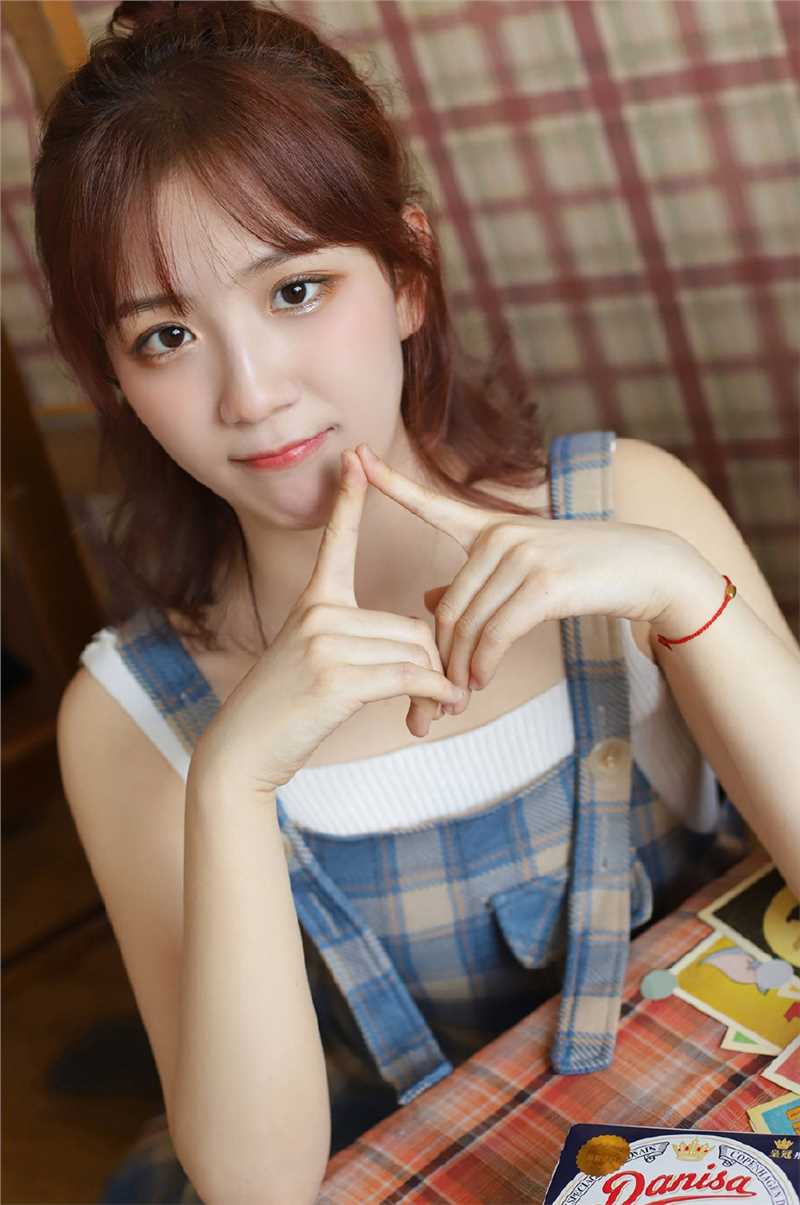 高清甜美小女生日式丸子头背带牛仔裤图册