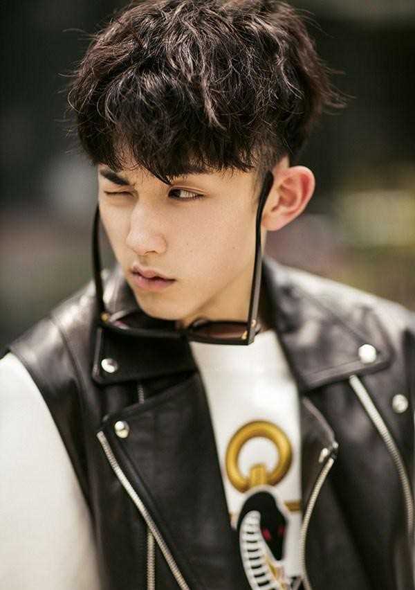 特别专辑郭俊辰街头混搭造型尽显时尚本色图片