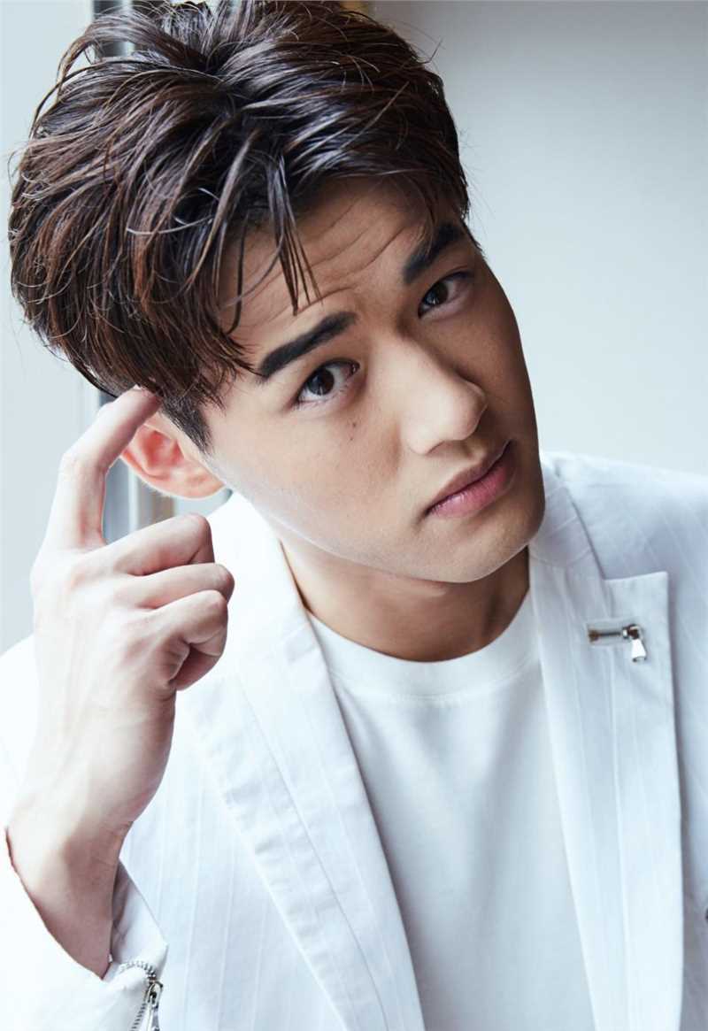 刘冬沁优雅中带着痞气诠释魅力时尚