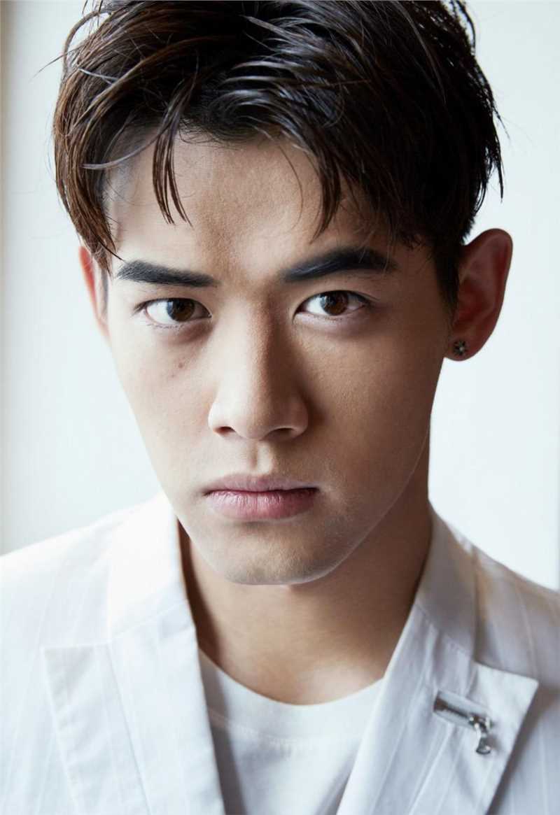 刘冬沁优雅中带着痞气诠释魅力时尚