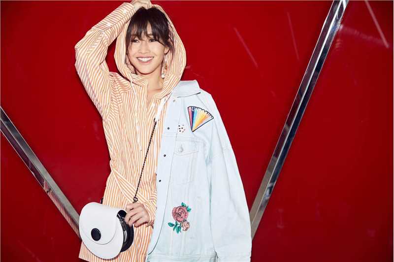 最新陈燃吸睛大长腿玩下衣失踪俏皮性感图集