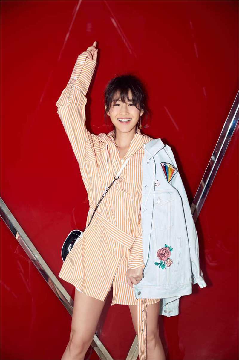 最新陈燃吸睛大长腿玩下衣失踪俏皮性感图集