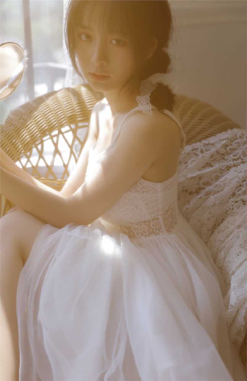 高清清纯美女吊带白裙梦幻朦胧图集