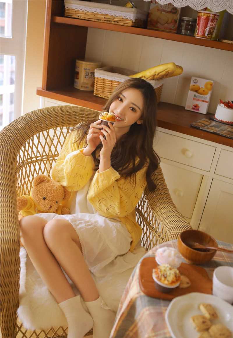 高清瓜子脸小姐姐甜美笑容居家图集
