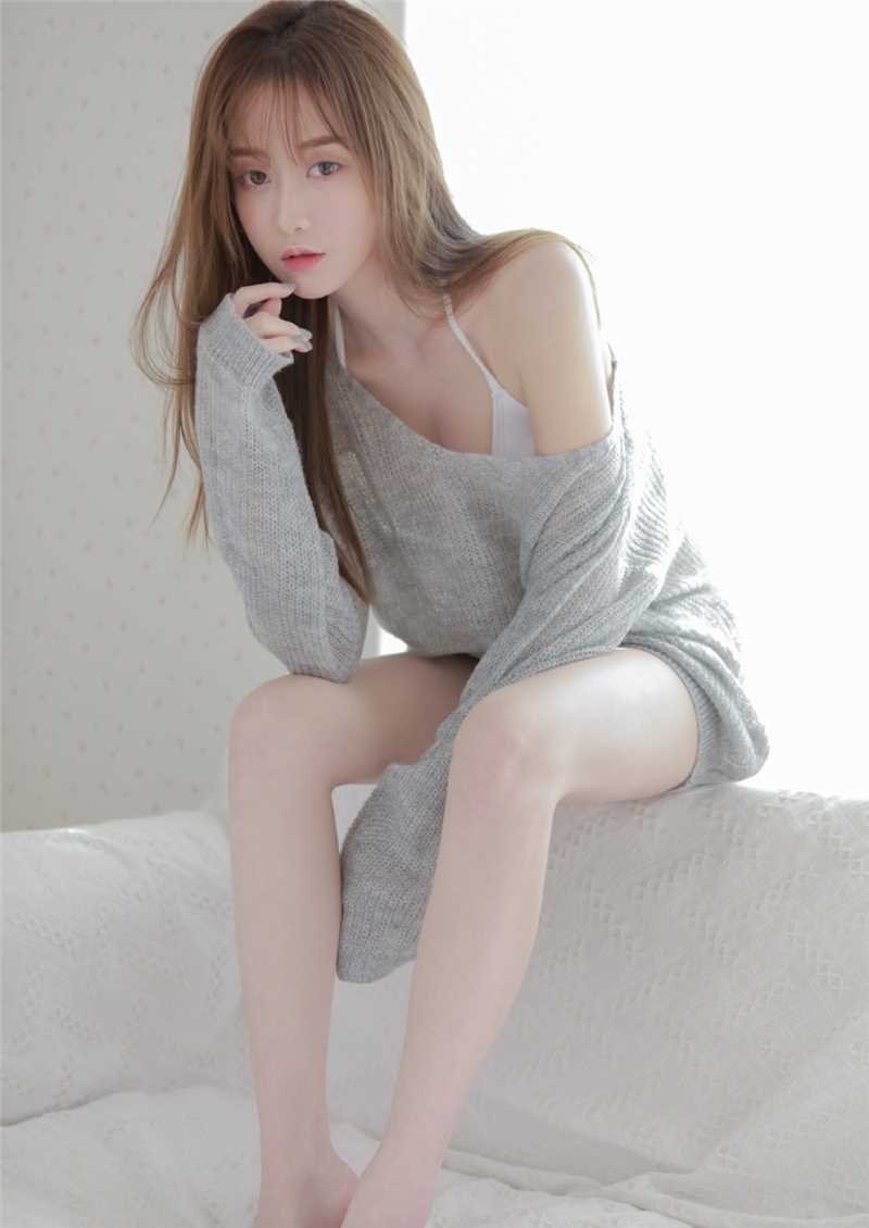 优质宅男女神吊带内衣香肩大长腿相册