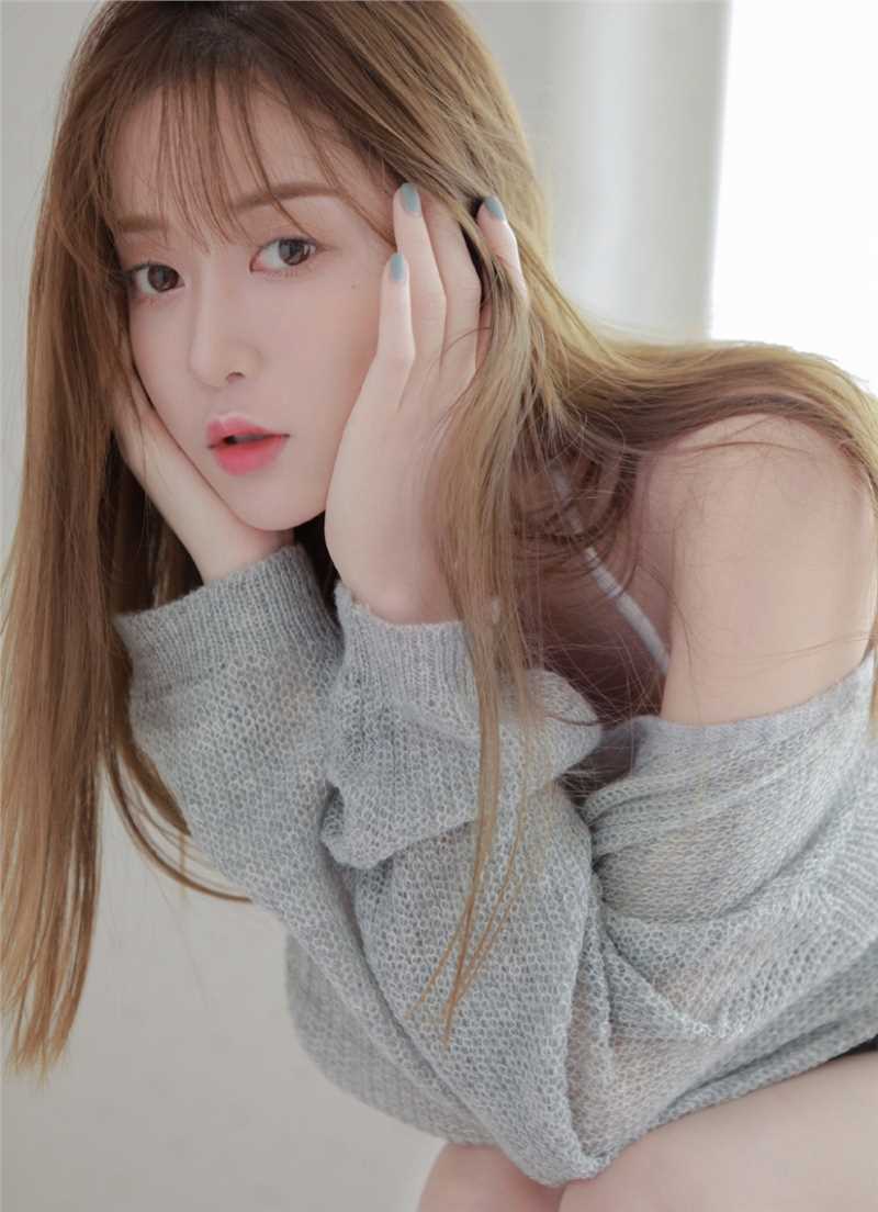 优质宅男女神吊带内衣香肩大长腿相册