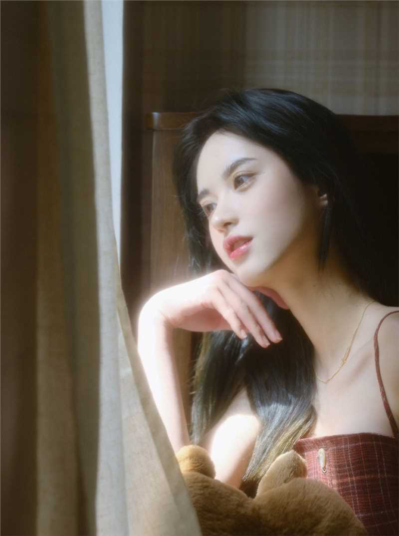 宅男女神吊带红裙朦胧唯美