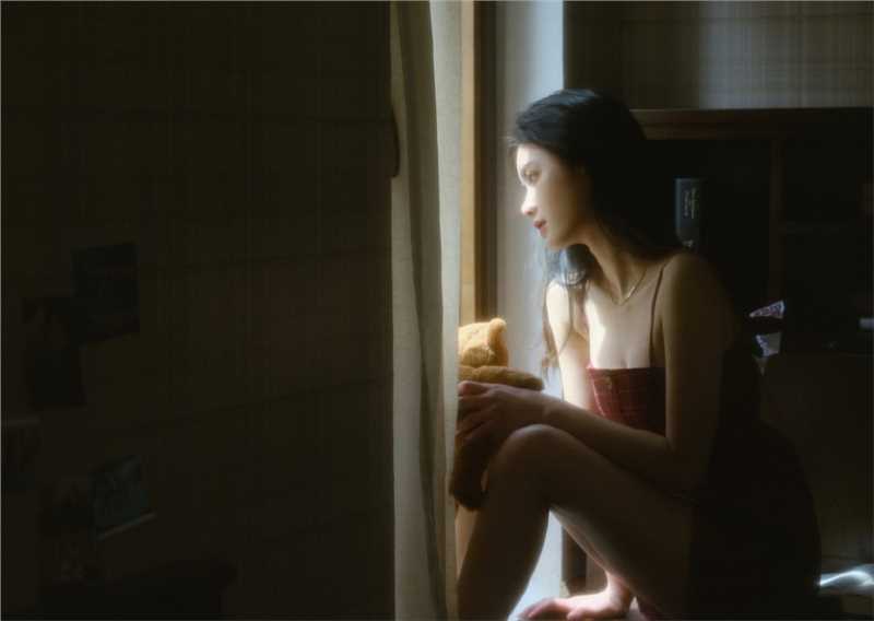 宅男女神吊带红裙朦胧唯美