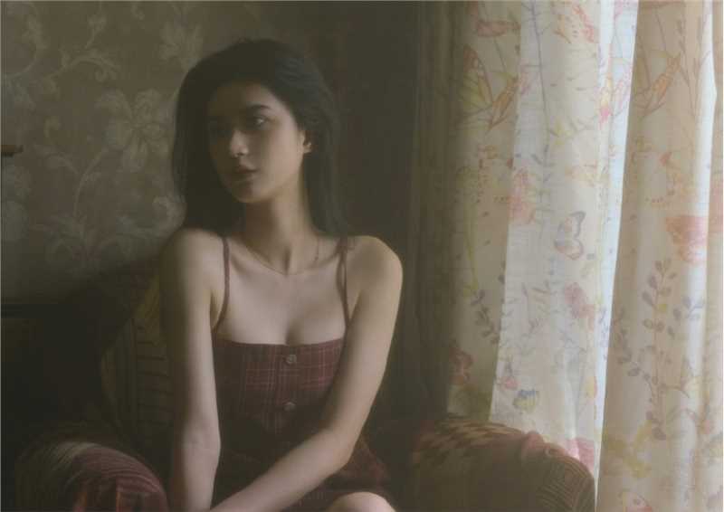 宅男女神吊带红裙朦胧唯美