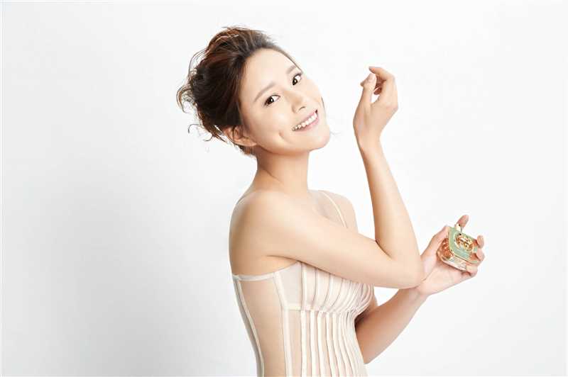 最新蔡蝶针织毛衣微露香肩大秀大长腿时尚图集