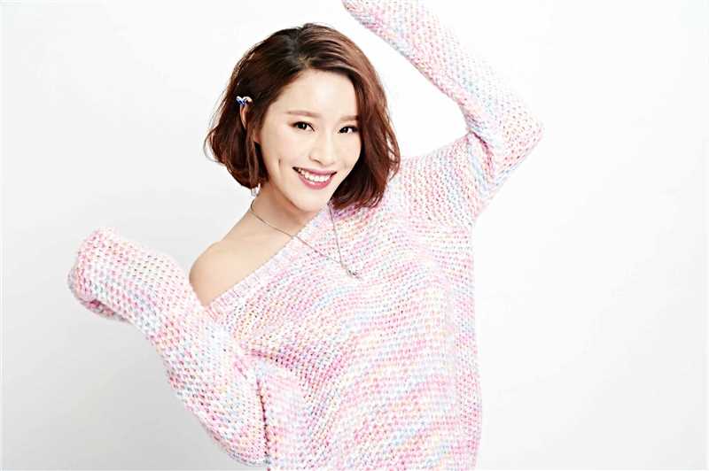 最新蔡蝶针织毛衣微露香肩大秀大长腿时尚图集