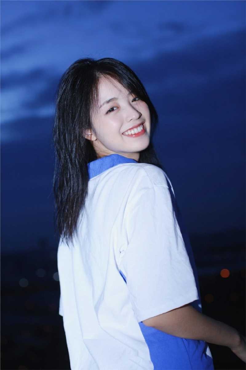 最全长发美女学生甜美笑容夜景壁纸