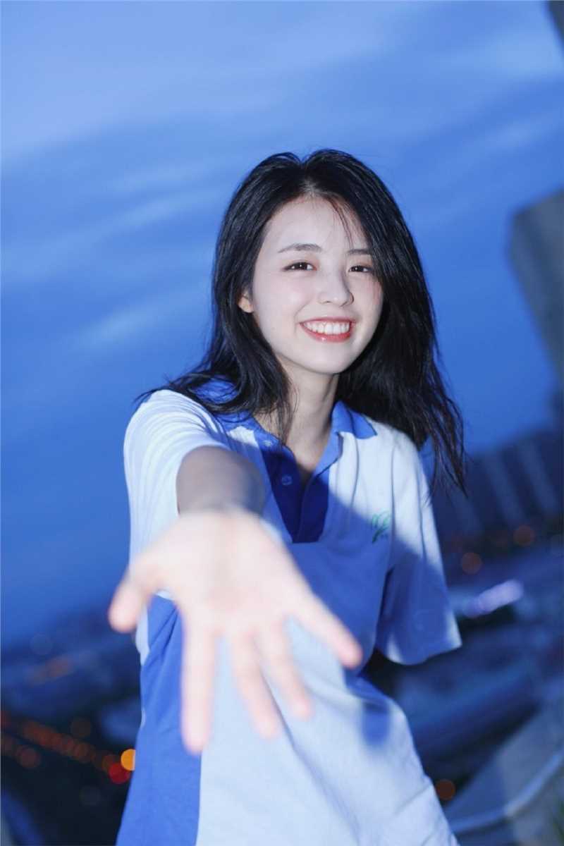 最全长发美女学生甜美笑容夜景壁纸