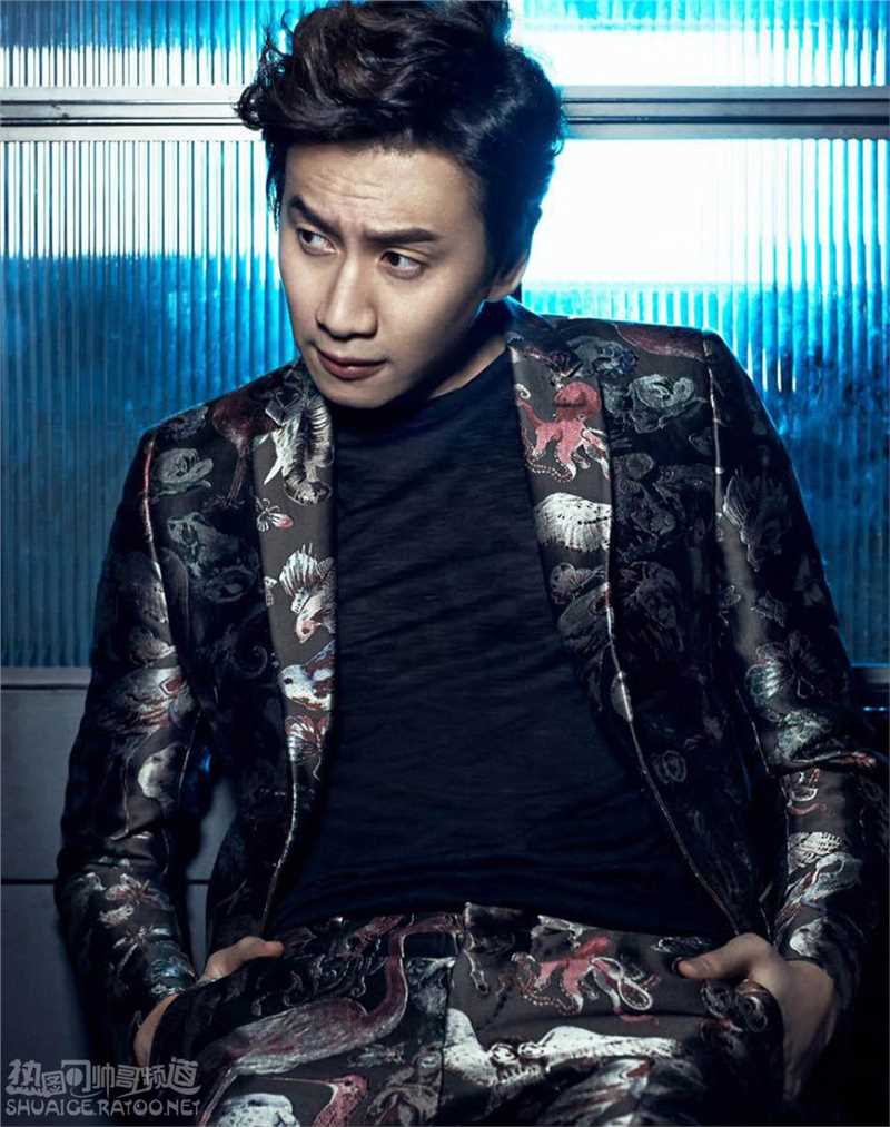 最新韩国帅哥李光洙《singels》时尚杂志封面壁纸