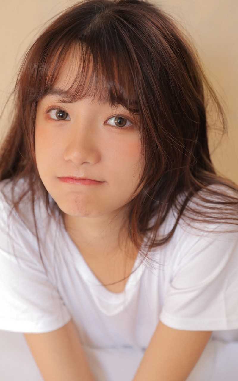 优质清纯美女白T恤牛仔裤居家图片