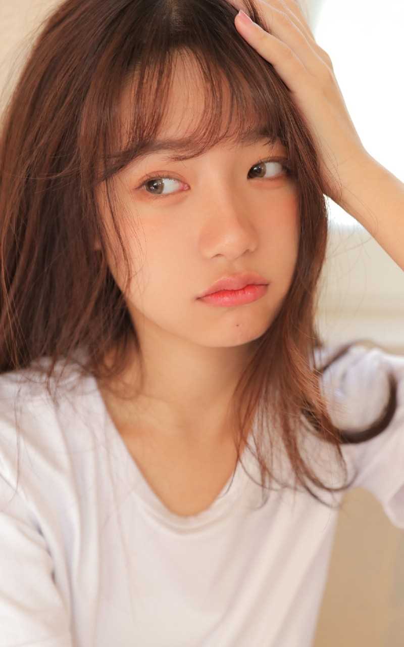 优质清纯美女白T恤牛仔裤居家图片