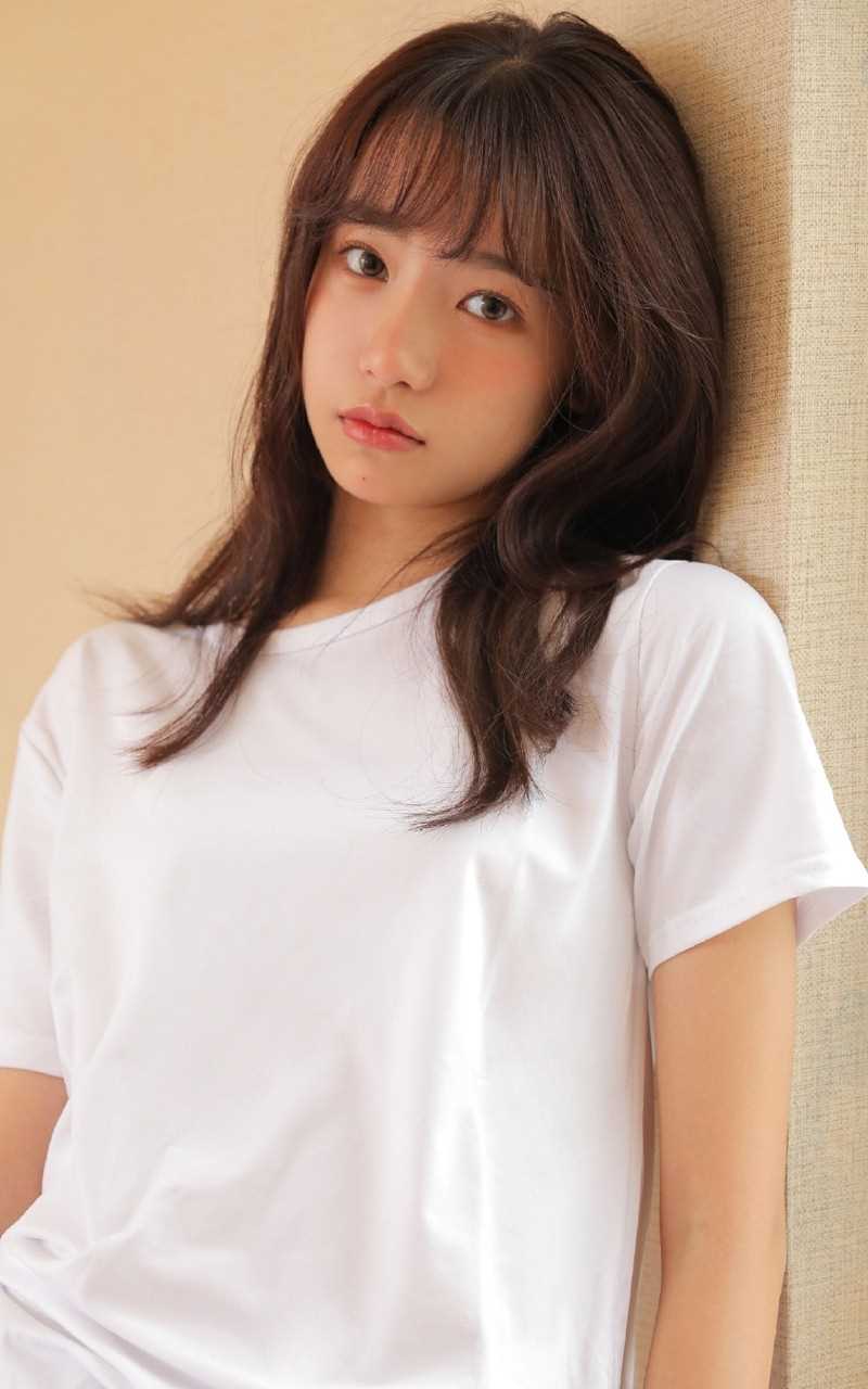 优质清纯美女白T恤牛仔裤居家图片