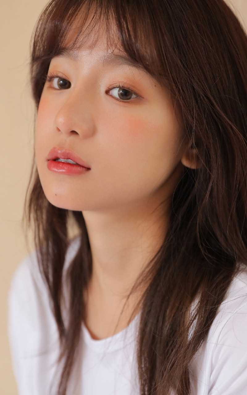 优质清纯美女白T恤牛仔裤居家图片