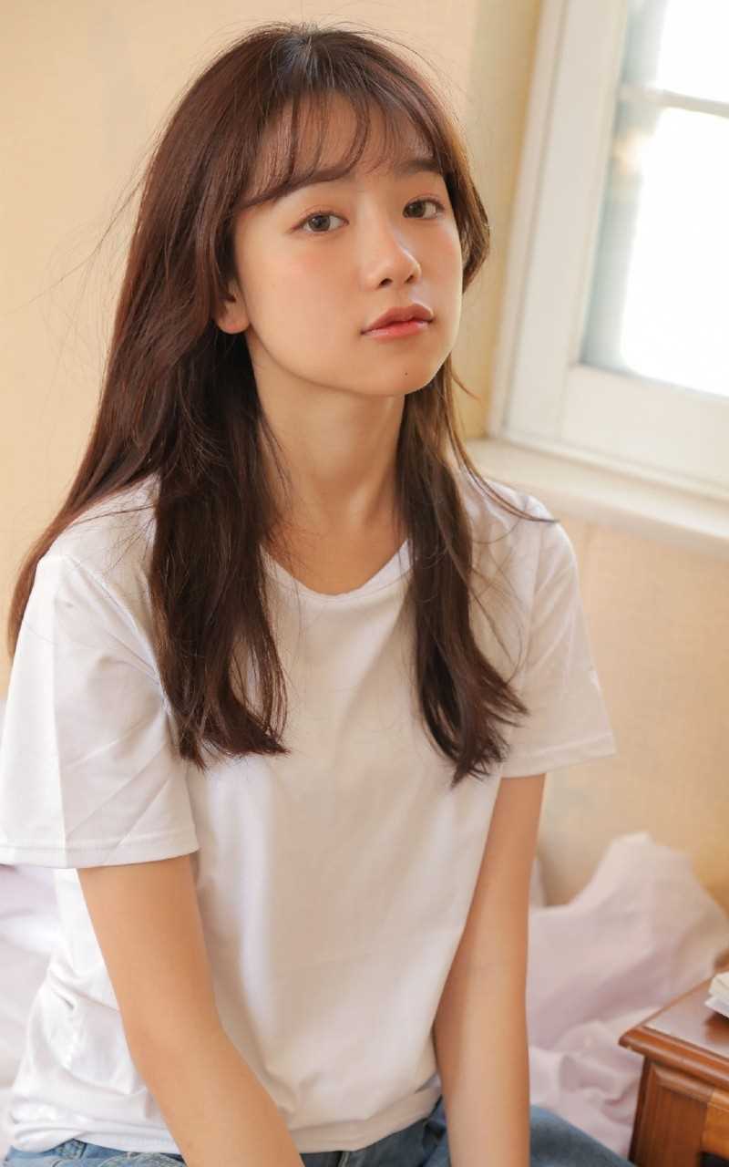 优质清纯美女白T恤牛仔裤居家图片