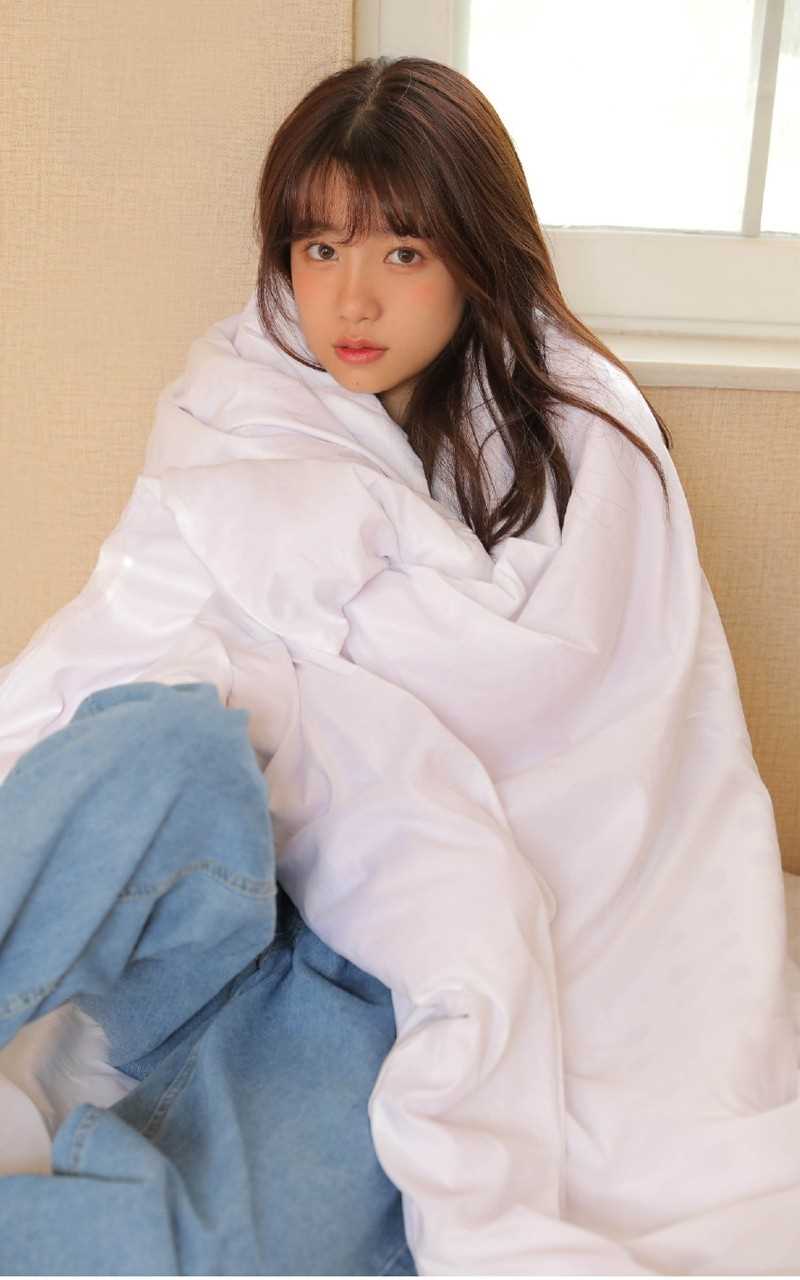 优质清纯美女白T恤牛仔裤居家图片