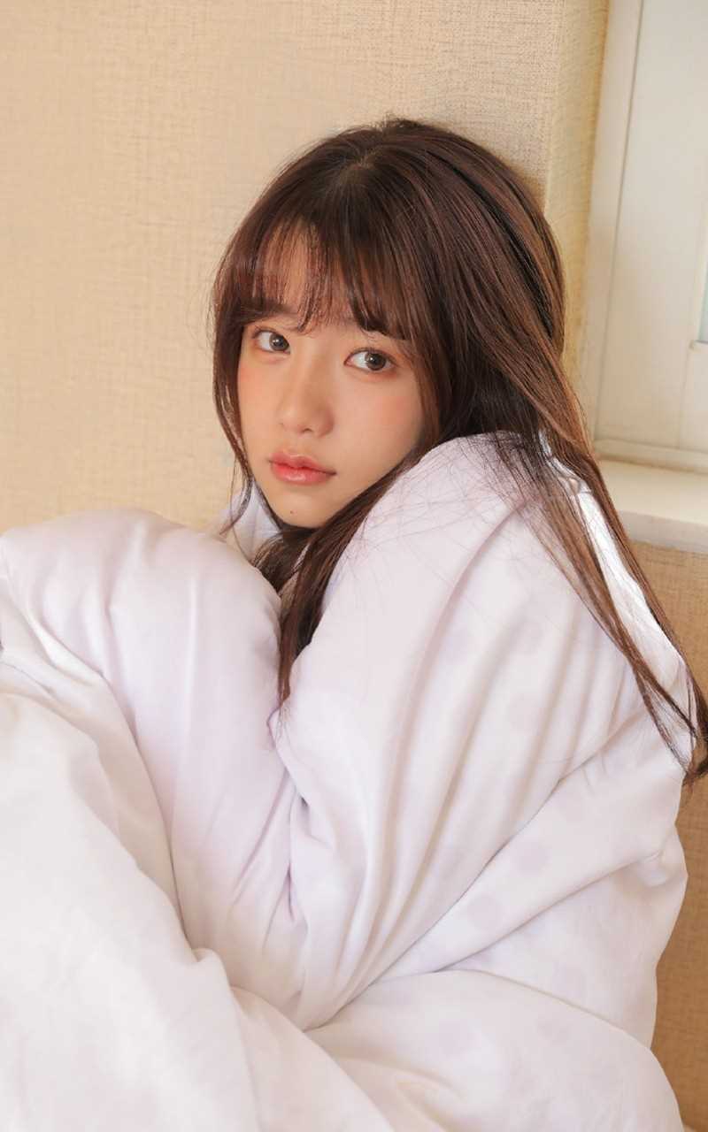 优质清纯美女白T恤牛仔裤居家图片