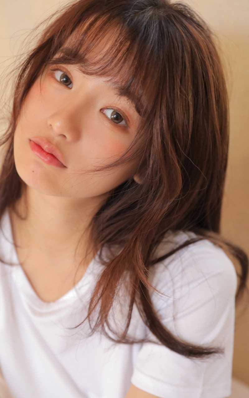 优质清纯美女白T恤牛仔裤居家图片