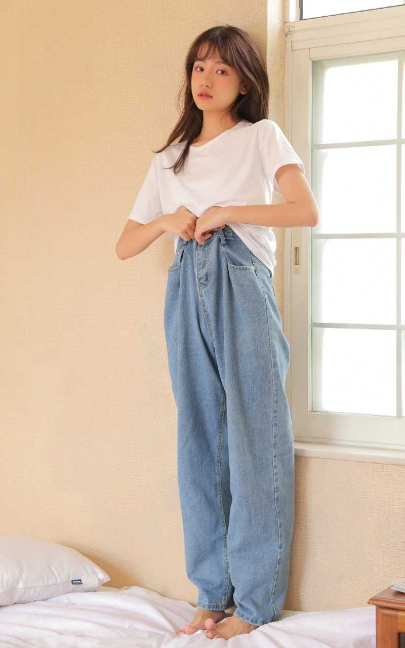 优质清纯美女白T恤牛仔裤居家图片