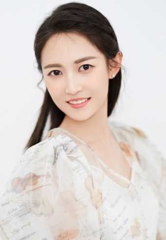 优质清纯美女白T恤牛仔裤居家图片