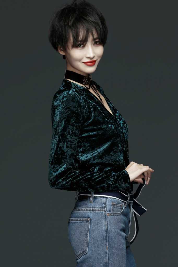 最新杨洋利落短发烈焰红唇知性不失性感壁纸