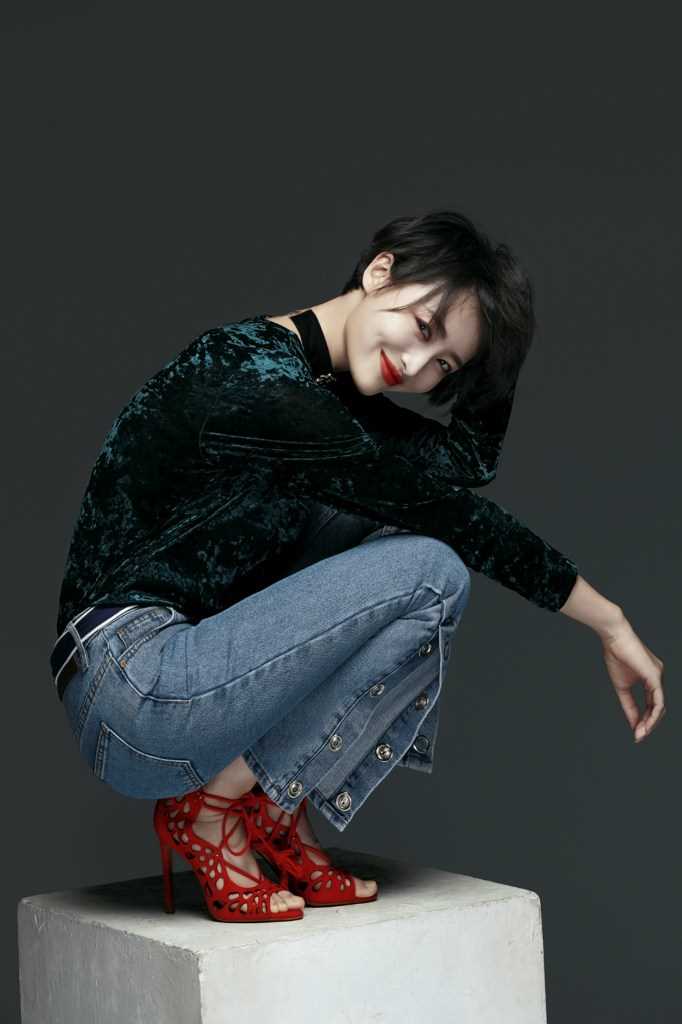 最新杨洋利落短发烈焰红唇知性不失性感壁纸